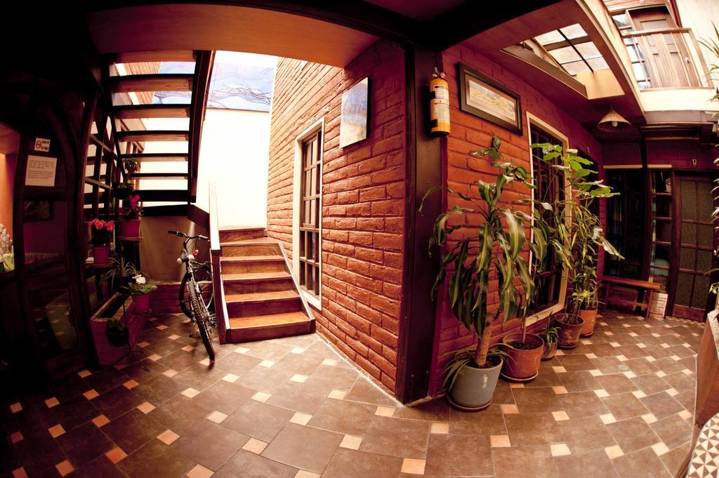 Casa Del Arupo Hostel Quito Exterior photo